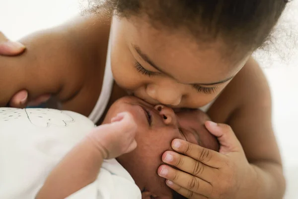 Afrikalı Amerikalı Kız Kardeş Yeni Doğan Erkek Kardeşini Öpüyor — Stok fotoğraf