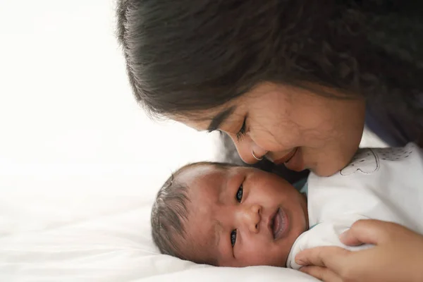 Afrika Kökenli Afro Amerikan Asyalı Anne Yeni Doğmuş Bebeğini Mutlu — Stok fotoğraf