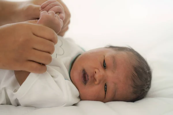 Afro Americano Recém Nascido Bebê Deitado Cama Com Mãe Mão — Fotografia de Stock