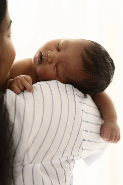 Afro Amerikan Yeni Doğmuş Bebek Annesinin Omzunda Uyuyor — Stok fotoğraf