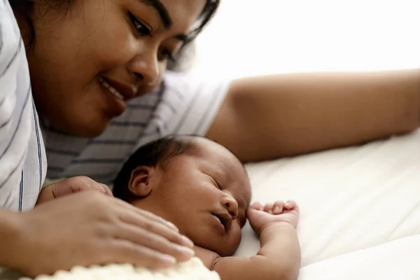 Afro Amerikan Bebek Yatağında Uzanıyor Annesi Onu Izliyor — Stok fotoğraf