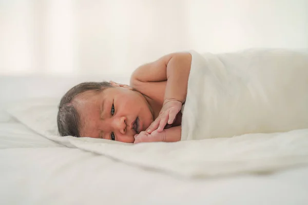Afro Americano Recém Nascido Bebê Deitado Cama Branca — Fotografia de Stock