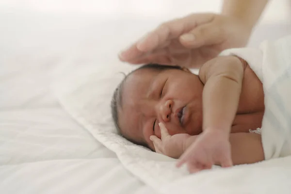 Afro Americano Recém Nascido Bebê Deitado Cama Branca — Fotografia de Stock