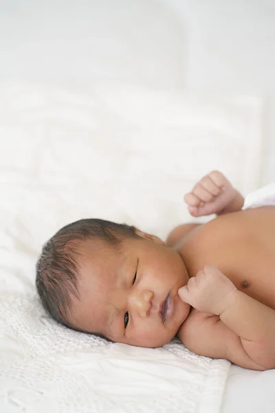 Afro Americano Recém Nascido Bebê Deitado Cama Branca — Fotografia de Stock
