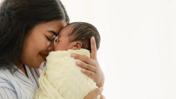 Karışık Irk Afro Amerikan Asyalı Anne Yeni Doğmuş Bebeğini Mutlu — Stok fotoğraf