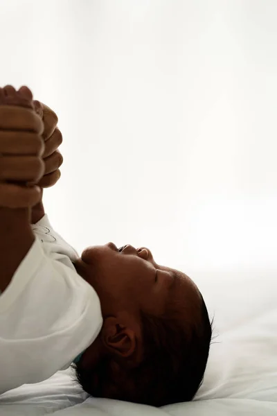 Afrika Kökenli Amerikalı Bebek Yatakta Yatarken Anne Elleri Bebeği Kaldırıyor — Stok fotoğraf