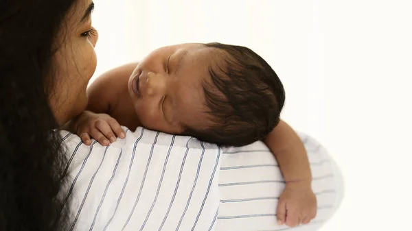 Afrikanske Amerikanske Nyfødte Spædbarn Baby Sover Skulderen Mor - Stock-foto