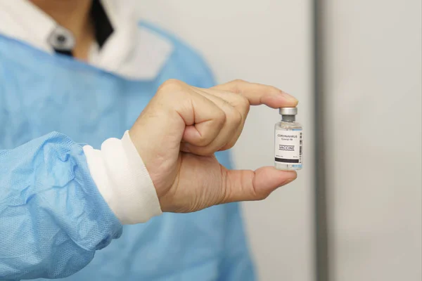Primer Plano Vacuna Contra Coronavirus Covid Frasco Mano Del Médico —  Fotos de Stock