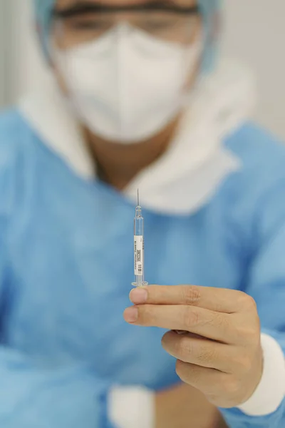 Primer Plano Vacuna Contra Coronavirus Covid Jeringa Mano Del Médico — Foto de Stock