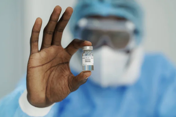 Крупним Планом Вакцина Проти Коронавірусу Пляшці Руці Афроамериканського Лікаря — стокове фото