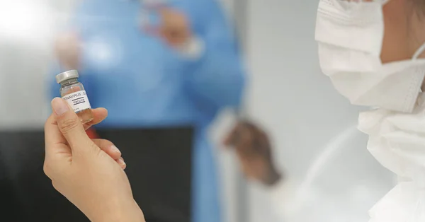 Vacuna Contra Coronavirus Covid Frasco Mano Del Médico — Foto de Stock