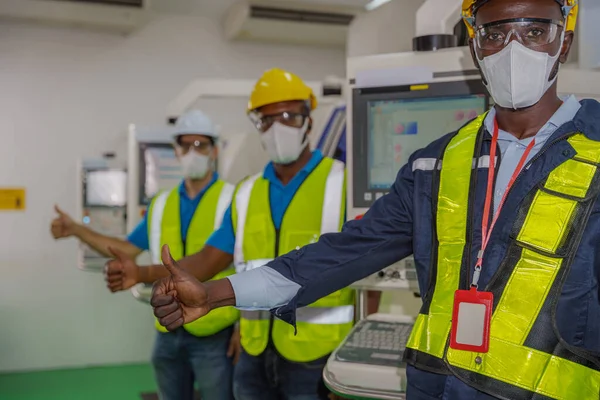 Afrikaans Amerikaanse Fabrieksarbeider Team Uniform Met Veiligheidsvest Helm Dragen Gezichtsmasker — Stockfoto