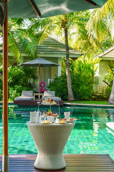 Öğleden sonra çay ya da kahve çeşitli kek ve kurabiyeler ve havuz kenarında çeşitli meyveler sunuldu.