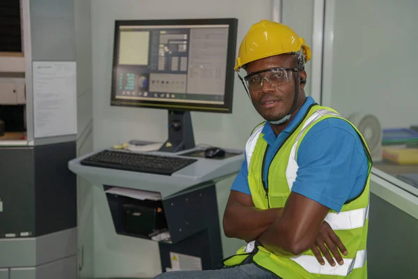 Portret Van Afrikaanse Amerikaanse Fabrieksarbeider Uniform Met Veiligheidshelm Vest Zittend — Stockfoto