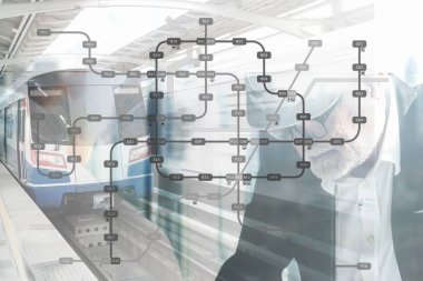 Metro sistem haritası ve metro hız treninin güvenlik kaskı takan arka planı çok açıkta. Metro sistem mühendisliği kavramı.