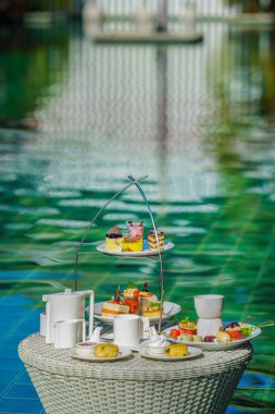 Öğleden sonra çay ya da kahve çeşitli kek ve kurabiyeler ve havuz kenarında çeşitli meyveler sunuldu.