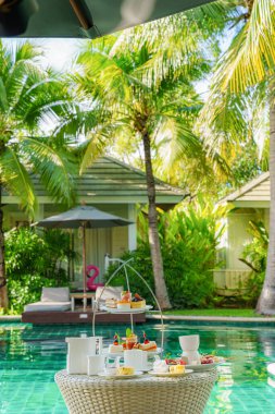 Öğleden sonra çay ya da kahve çeşitli kek ve kurabiyeler ve havuz kenarında çeşitli meyveler sunuldu.