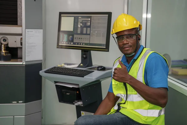 Portret Van Afrikaanse Amerikaanse Fabrieksarbeider Uniform Met Veiligheidshelm Vest Zittend — Stockfoto