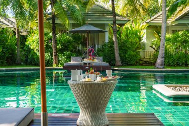 Öğleden sonra çay ya da kahve çeşitli kek ve kurabiyeler ve havuz kenarında çeşitli meyveler sunuldu.