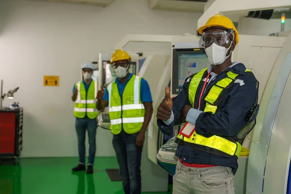 Afrikaans Amerikaanse Fabrieksarbeider Team Uniform Met Veiligheidsvest Helm Dragen Gezichtsmasker — Stockfoto