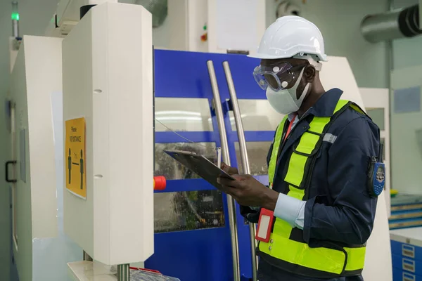 Afrikaans Amerikaanse Fabrieksvoorman Draagt Gezichtsmasker Coronavirus Covid Beschermen Werkend Met — Stockfoto