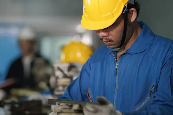 Aziatisch Metaalbewerker Aan Het Werk Met Draaibankmachine Draaibank Werkplaats Metaalfabriek — Stockfoto