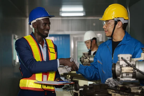 Afrikaans Amerikaanse Fabriekstechnicus Inspecteur Controleren Van Het Werkproces Met Aziatische — Stockfoto