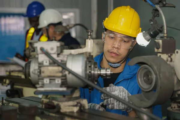 Aziatisch Metaalbewerker Aan Het Werk Met Draaibankmachine Draaibank Werkplaats Metaalfabriek — Stockfoto