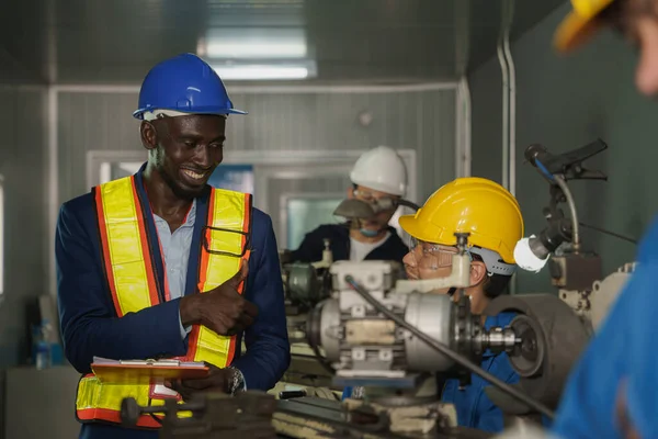 Afrikaans Amerikaanse Fabriekstechnicus Inspecteur Controleren Van Het Werkproces Met Aziatische — Stockfoto