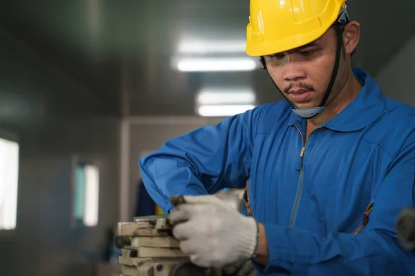 Aziatisch Metaalbewerker Aan Het Werk Met Draaibankmachine Draaibank Werkplaats Metaalfabriek — Stockfoto