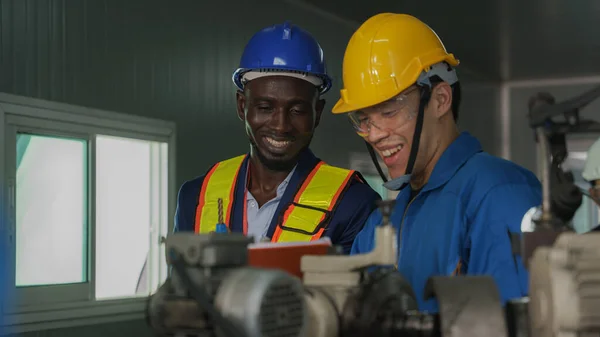 Afrikaans Amerikaanse Fabriekstechnicus Inspecteur Controleren Van Het Werkproces Met Aziatische — Stockfoto