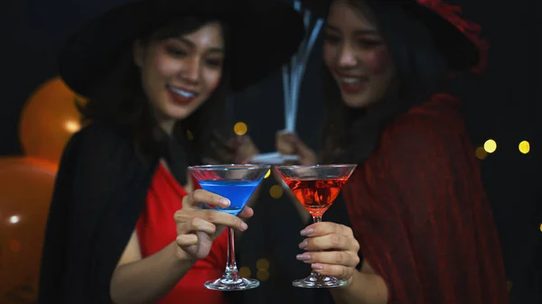 Halloween Bakgrund Glas Cocktail Händerna Två Kvinnor Halloween Häxor Kostym — Stockfoto