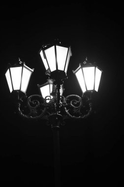 Gece bir fener. Fener dört ışık.