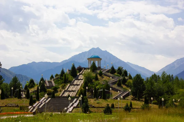 Gazebo Dengan Pemandangan Gunung — Stok Foto