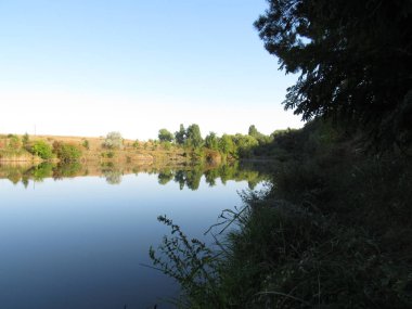 gölet yakınında sabah erken