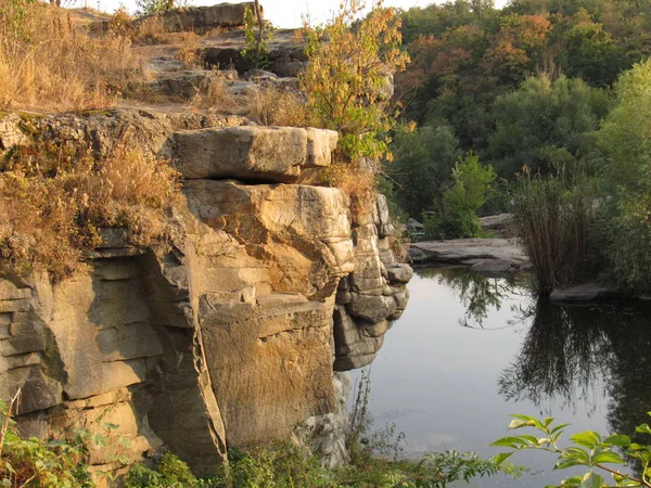 Der Felsen Hängt Über Dem Fluss — Stockfoto