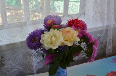 gül ve asters güzel bir buket