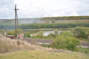 Nehir kenarındaki tren istasyonu.