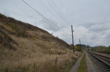 Demiryolu tepelerden geçiyor.