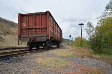 Araba treni bekliyor.
