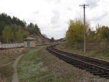 Köşede büyük bir taş ocağı var.