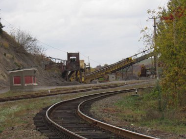 Demiryolu kariyere götürür.