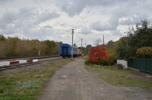 Locomotiva Con Carro Alla Stazione — Foto Stock