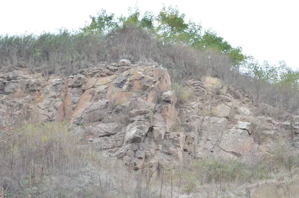 斜坡上的大型花岗岩矿床 — 图库照片