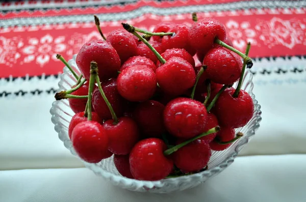 Fresh red cherries in glass plate — Stock Photo, Image