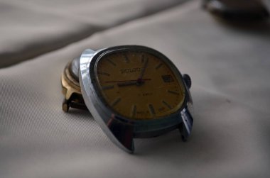 Kırık krom sovyet saati masada.