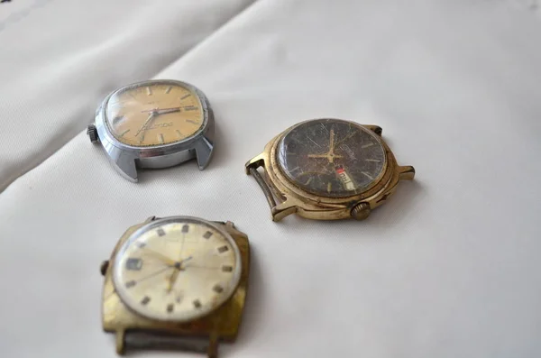 Tres viejos relojes soviéticos están sobre la mesa — Foto de Stock