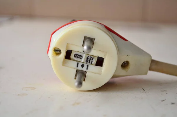 Vieille prise électrique avec sélecteur de tension — Photo