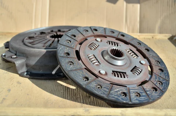 Used car clutch set laying on the wood — Stock Photo, Image