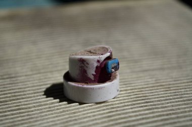 Yüzeyde kullanılmış sprey boya kutusu fotoğrafı